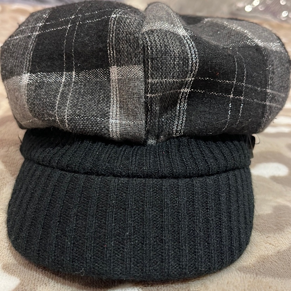 Black and silver hat for going out with friends